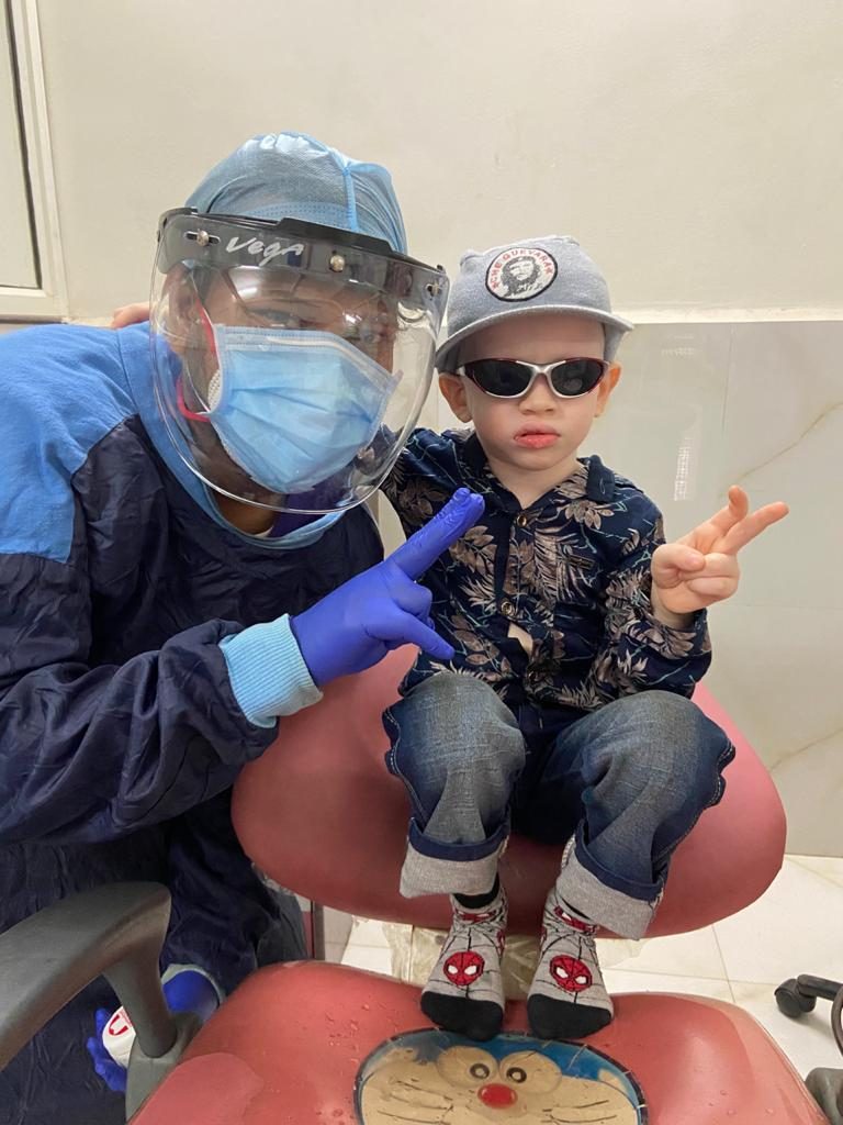 Smiling child patient with the pediatric dentist after a happy dental visit at Happy Tooth, Mohamadwadi, Pune